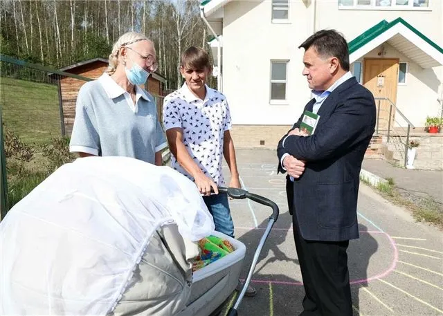 Андрей Воробьев навестил большую семью, заботящуюся о детях с особыми потребностями
