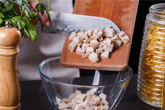 Вкусный и питательный салат с курицей и нежными яичными блинчиками - пошаговый рецепт