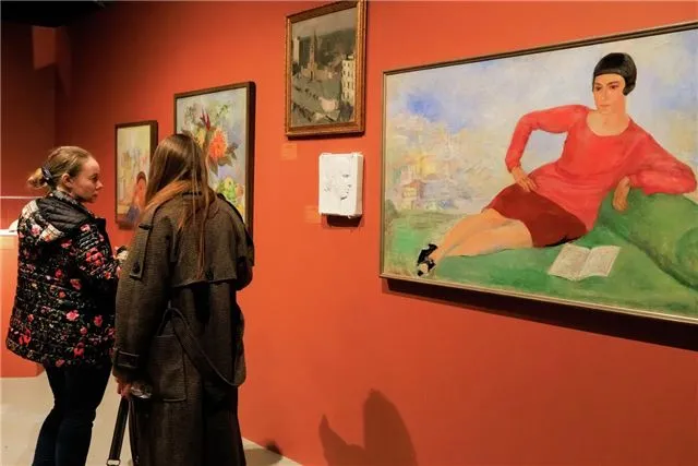 От традиционной красной косынки до современных подиумных образов - эволюция стиля московских женщин сквозь десятилетия