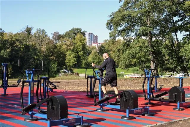 Петр Фрадков, руководитель ПСБ и ВФЛА, торжественно запустил в Курске новую беговую дорожку и воркаут-площадку