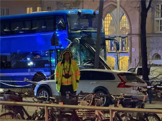 Три человека погибли после наезда автобуса на пешеходов в Стокгольме — сообщает AFP.