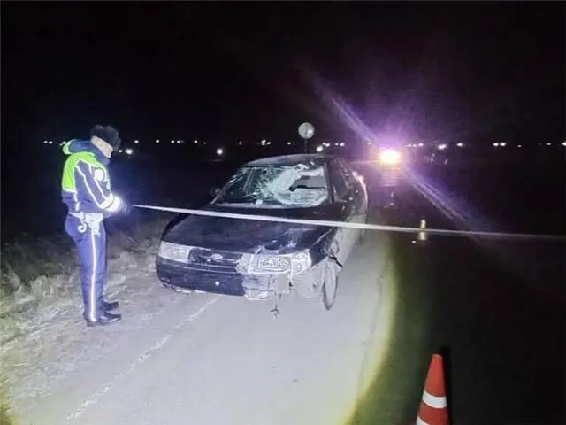 В Свердловской области водитель сбил троих пешеходов и скрылся с места ДТП — погиб подросток