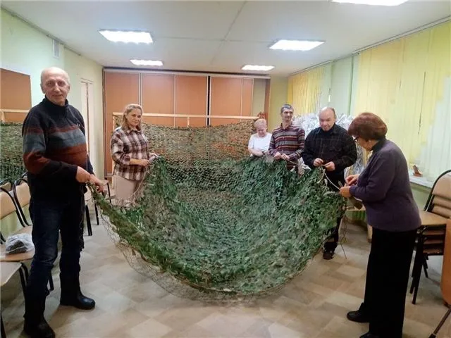 Добровольцы из Северодвинска плетут маскировочные сети для фронта СВО и отправляют помощь на передовую