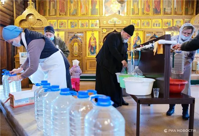 Вот несколько вариантов заголовков-перефразировок -

- Потокин утверждает - молитва превращает крещенскую воду, и она не гниёт.
- По словам Потокина, крещенская вода остаётся свежей — молитва меняет её природу.
- Потокин объясняет - крещенская вода не портится, потому что молитва кардинально изменяет её сущность.
- Тайна крещенской воды раскрыта - молитва меняет её природу, и поэтому она не гниёт — говорит Потокин.
- Молитва сохраняет крещенскую воду - Потокин утверждает, что она не гниёт благодаря изменённой природе воды.