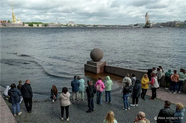 АТОР - сильный штормовой ветер в Петербурге внес коррективы в маршрут туристов