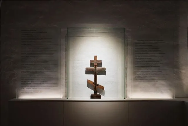 Вот несколько вариантов переформулировки, чтобы заголовок звучал уникально и привлекательно -

- В Суздале открылась новая экспозиция о Дмитрии Пожарском — народном герое России.
- Суздаль встречает новую выставку, посвящённую Дмитрию Пожарскому как народному герою.
- В Суздале стартовала экспозиция о Дмитрии Пожарском — народном герое нашего времени.
- Новая выставка в Суздале рассказывает историю Дмитрия Пожарского, народного героя.
- В Суздале открылась свежая экспозиция о Дмитрии Пожарском — герое народа.
- Суздаль презентовал экспозицию о Дмитрии Пожарском, народном герое.
- Погружение в историю - новая экспозиция в Суздале о Дмитрии Пожарском — народном герое.
- В Суздале появилась новая выставка об Дмитрии Пожарском — символе народной памяти.

Если хочешь адаптировать под стиль конкретного издания, формата (кликбейт, сухой факт, соцсети) или длину заголовка, скажи — подстрою под требования.