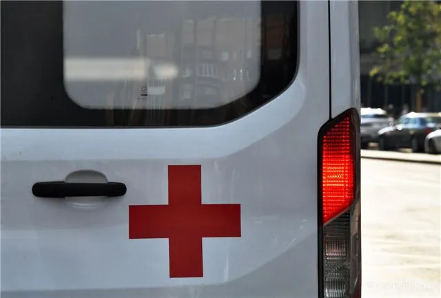 Сотрудник предприятия в Курской области ранен вследствие удара ВСУ по объекту.