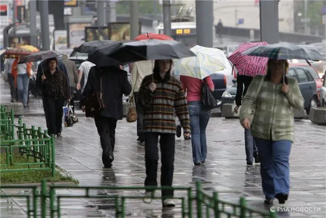 МЧС предупреждает - в Москве в понедельник прогнозируют ливни, порывы ветра и градовую бурю