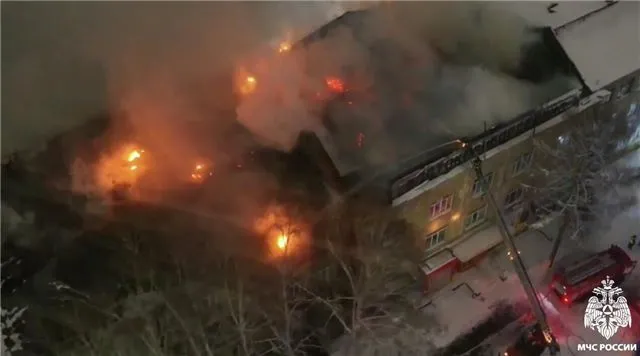 В Новосибирске охранник спасался от огня в горящем офисе и получил ожоги рук