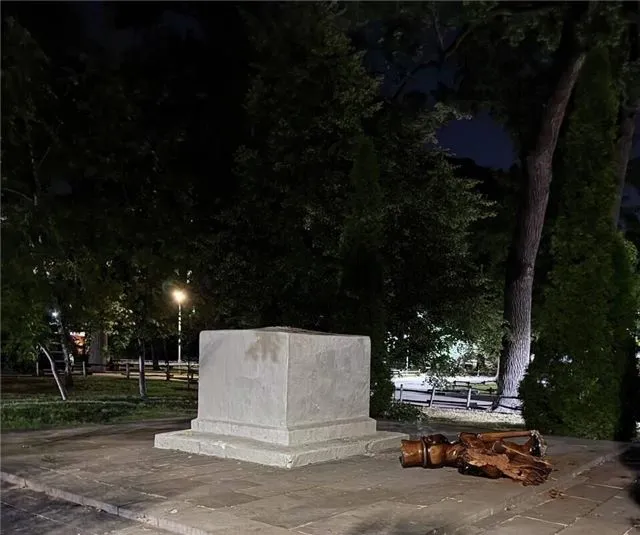 В Саратове открыли уголовное производство по факту смерти девочки под свалившейся скульптурой