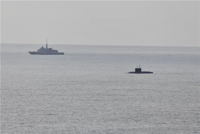 Черноморский флот - подлодка "Новороссийск" выполняет переход между флотами