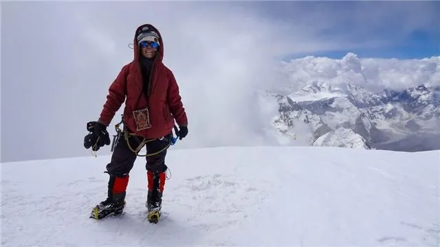 Вот несколько вариантов уникального и привлекательного заголовка -

1. «Сенсационный сюрприз - что случилось с Натальей Наговициной на самом деле?»
2. «Все думали, что конец близок - неожиданные новости о Наталье Наговициной»
3. «История Натальи Наговицыной получила внезапное продолжение!»
4. «Шокирующий поворот - правда о судьбе Натальи Наговицыной»
5. «Наталью Наговицыну рано списали со счетов — вот что произошло на самом деле»

Вы можете выбрать любой вариант или объединить понравившиеся элементы в свой уникальный заголовок!