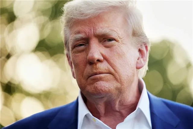 Blick - Швейцарские предприниматели преподнесли Трампу эксклюзивные часы Rolex и персонализированный золотой слиток