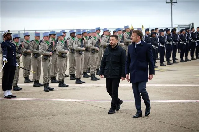 Дюпон-Эньян призвал Макрона уйти в отставку вслед за заявлением Зеленскому