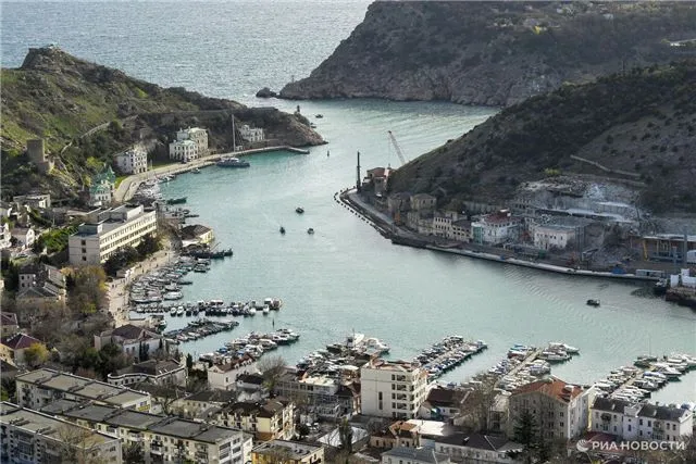 Ночью в Севастополе спасатели вывели пострадавшего после падения с 15-метровой высоты