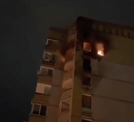 Последствия удара дрона в Волгограде - повреждены окна и фасады жилых зданий