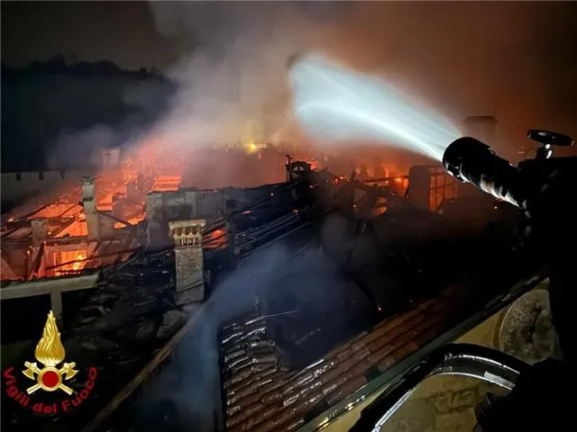 В Италии крупным пламенем охватил легендарный монастырь Бернага — исторический памятник под угрозой