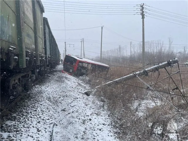 В Хабаровске автобус врезался в поезд - три человека получили травмы