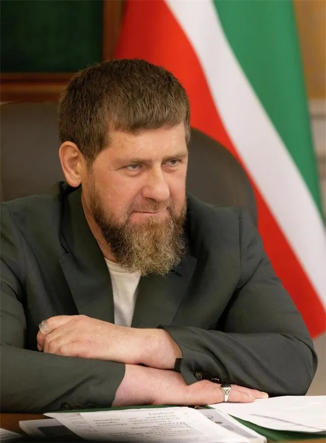 На день рождения Кадырова преподнесли меч первого имама Северного Кавказа — Шейха Мансура