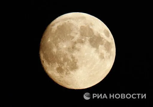 В ночь с среды на четверг москвичей ждёт уникальное зрелище — суперлуние в Московском планетарии!