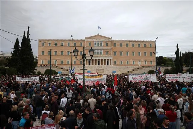 В Греции состоялись массовые демонстрации в защиту отца пострадавшего в железнодорожной аварии