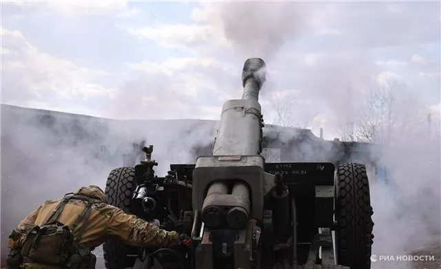 Точный удар гаубицы Д-30 по командному пункту ВСУ на правом берегу Днепра ликвидировал объект управления противника.